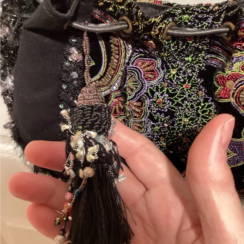 Black beaded shoulder bag with feathered Edges - Picture 4 of 9